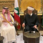استقبل مفتي الجمهورية اللبنانية الشيخ عبد اللطيف دريان في دار الفتوى سفير المملكة العربية السعودية في لبنان وليد بخاري
