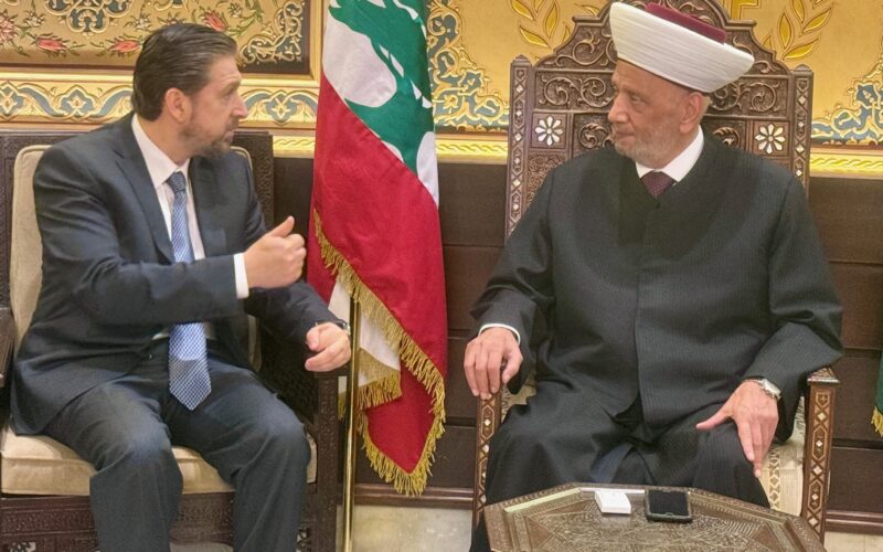 استقبل مفتي الجمهورية اللبنانية الشيخ عبد اللطيف دريان في دار الفتوى النائب فيصل كرامي وبحث معه في في الشؤون اللبنانية والعربية.  واستقبل النائب السابق وليد البعريني الذي قال بعد اللقاء: تشرفنا بزيارة سماحته واطلعناه على أوضاع منطقة عكار، واكدنا أهمية إنجاز الاستحقاق البلدي والاختياري في كل المحافظات اللبنانية التي شهدت تنافسا اخويا وعائليا وسياسيا لخدمة اللبنانيين والإنماء مناطقهم في شتى الميادين, والجهود التي قامت بها الحكومة والأجهزة الأمنية   في هذا المجال يشهد لها وتشكر ونامل ان تنجز الحكومة في القريب العاجل الإصلاحات التي وعدت بها وينتظرها اللبنانيون بفارغ الصبر.  والتقى الوزير السابق الدكتور فراس الأبيض وتم التداول في الشؤون العامة.