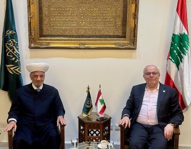 استقبل مفتي الجمهورية اللبنانية الشيخ عبد اللطيف دريان في دار الفتوى وزير الدفاع الوطني ميشال منسى وتم البحث في آخر المستجدات على الساحة اللبنانية لا سيما العدوان الإسرائيلي على الجنوب وضاحية بيروت.